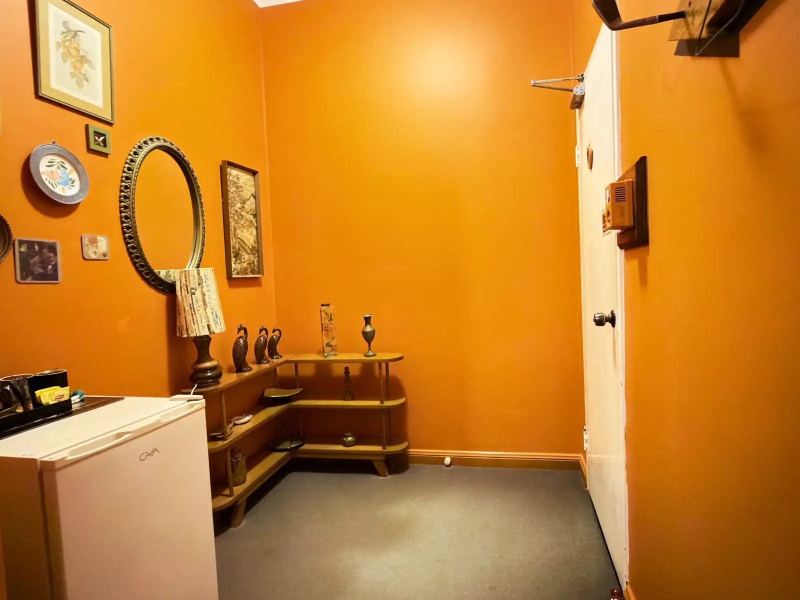 Retro styling and bar fridge — King Room at Vine Valley Inn Cessnock