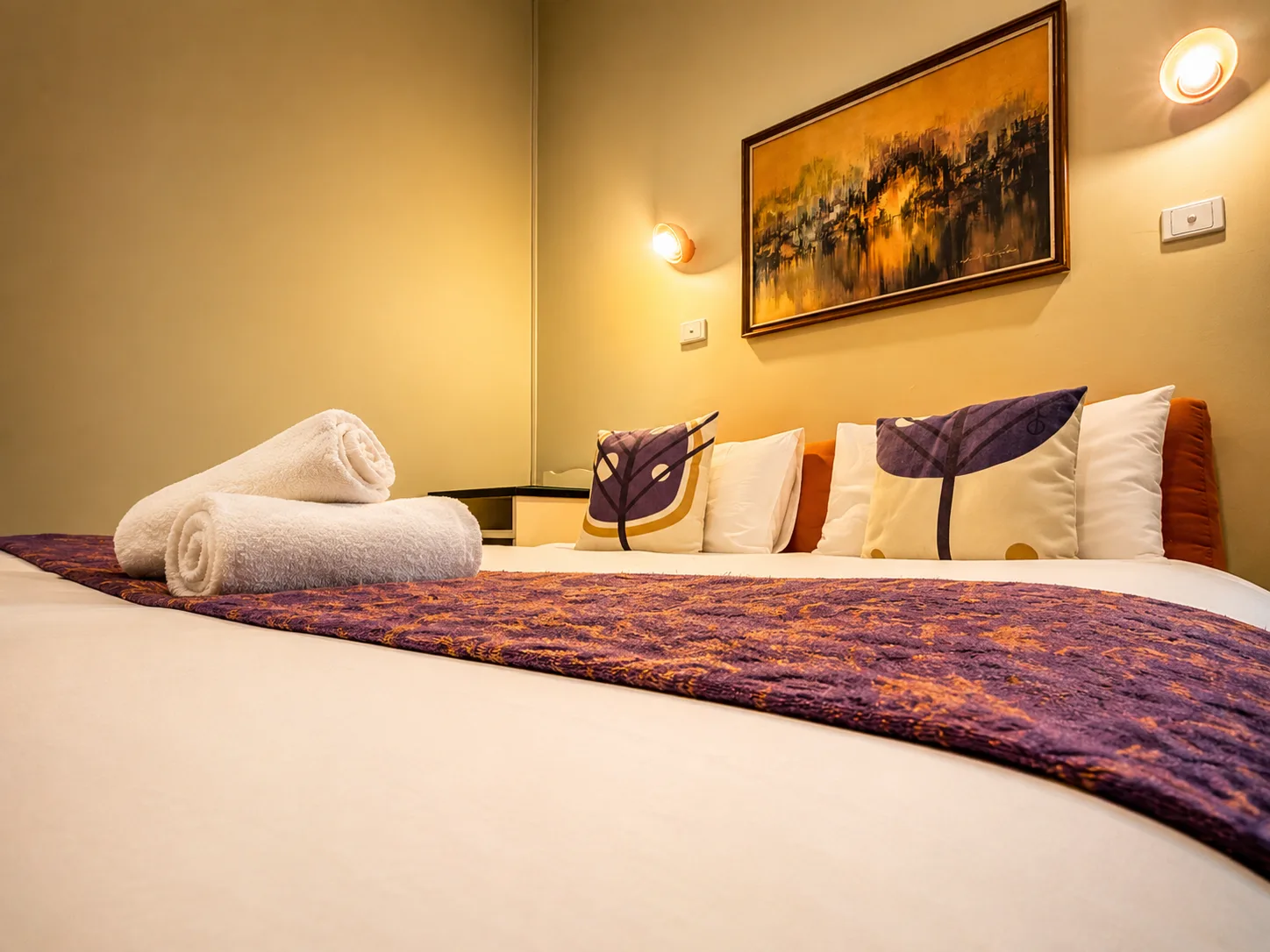 King bed with feature artwork — King Room at Vine Valley Inn Cessnock
