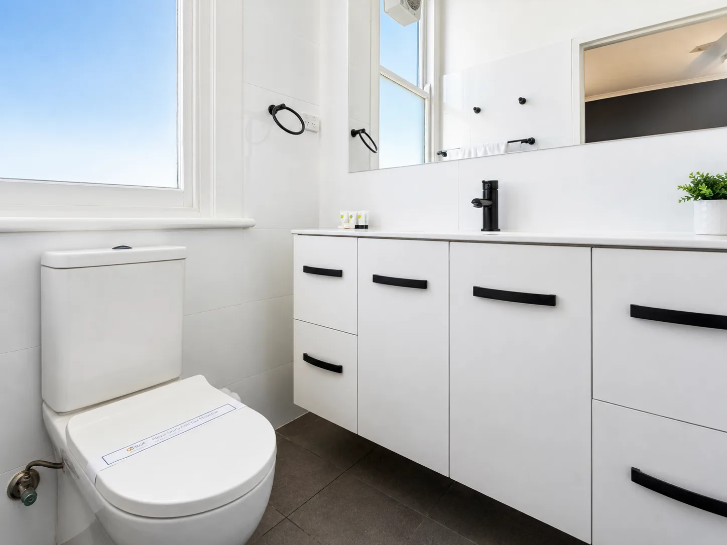 Ensuite vanity and toilet — King Room at Vine Valley Inn Cessnock