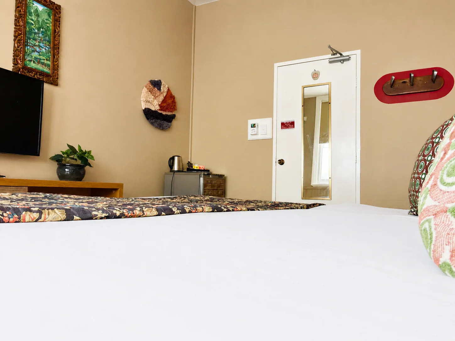 Queen room with smart TV and tea station — Queen Room at Vine Valley Inn Cessnock