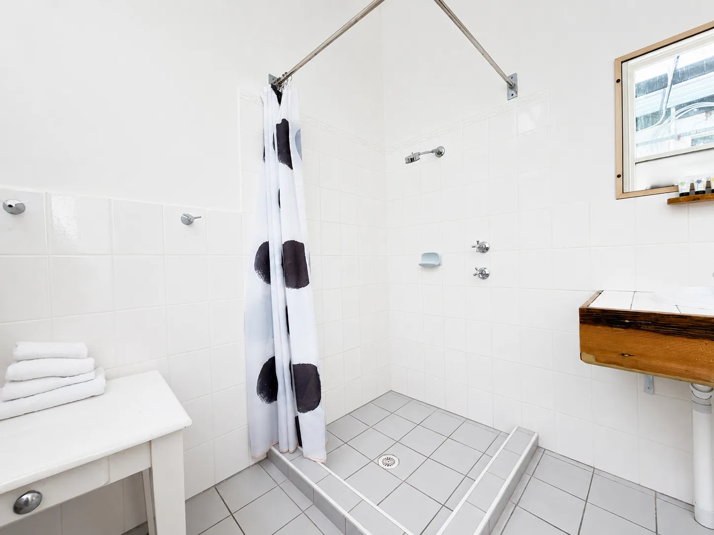 Walk-in shower — Queen Room at Vine Valley Inn Cessnock